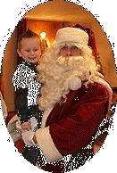 Kerstman met kind op de arm