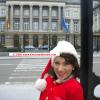 Kerstvrouw Sara bij ingang parlement